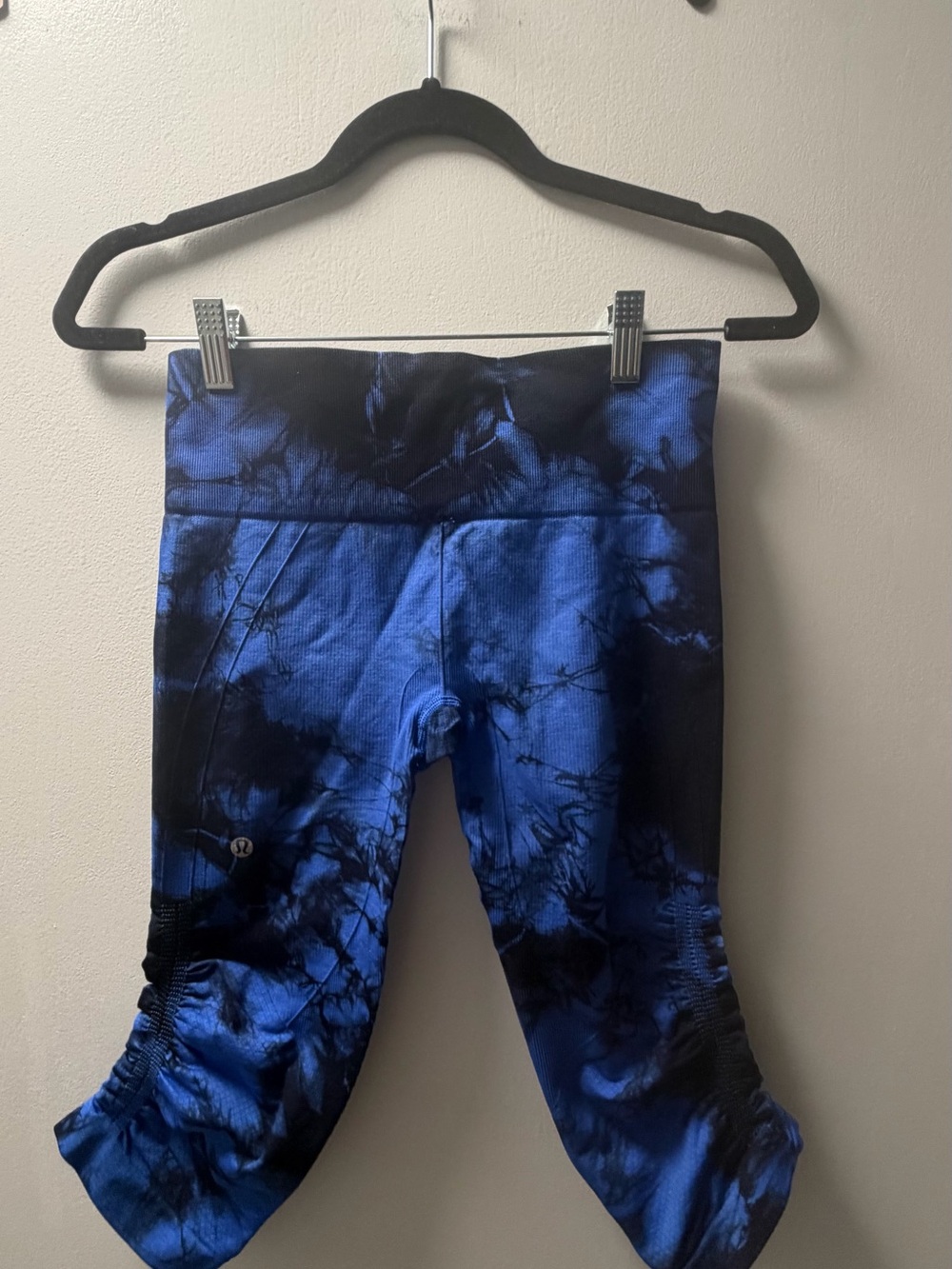 lululemon Blue and Black Tie-Dye Cropped Leggings